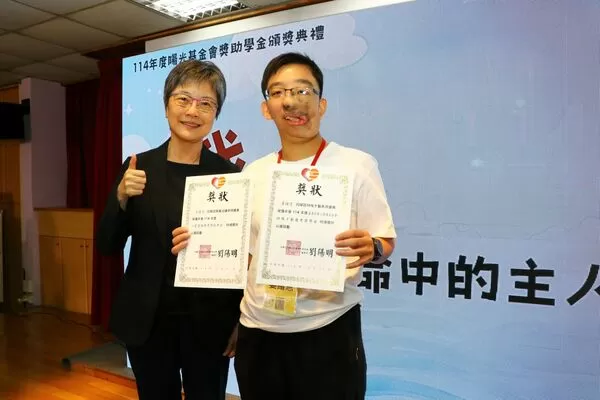 ▲▼晏緒恩獲陽光基金會執行長舒靜嫻頒發獎學金表揚。（圖／陽光基金會提供）