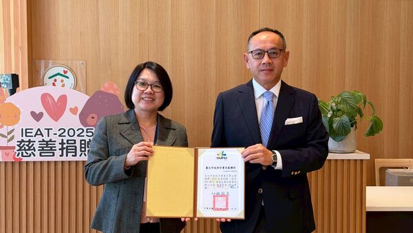 ▲台北市社會局姚淑文局長致贈感謝狀給IEAT。（圖／IEAT提供）