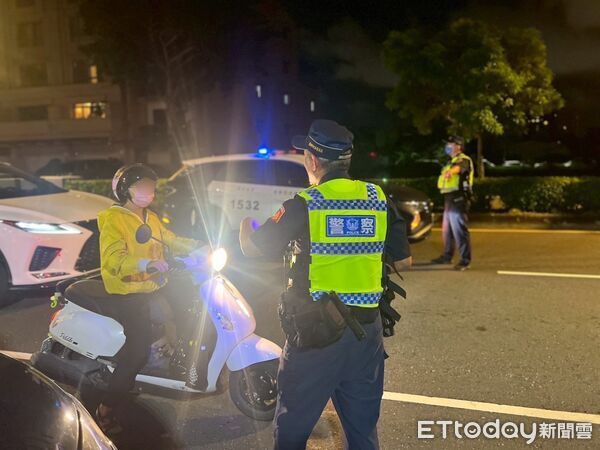 ▲台南市安平區清晨發生酒駕追撞事故，垃圾車作業時遭自小客車撞擊，造成23歲清潔隊員不幸殉職，警方加強酒駕取締。（記者林東良翻攝，下同）