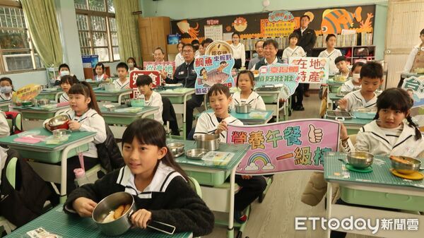 ▲台南市長黃偉哲前往崇學國小，與學童一同享用以在地台灣鯛入菜的校園午餐。（記者林東良翻攝，下同）