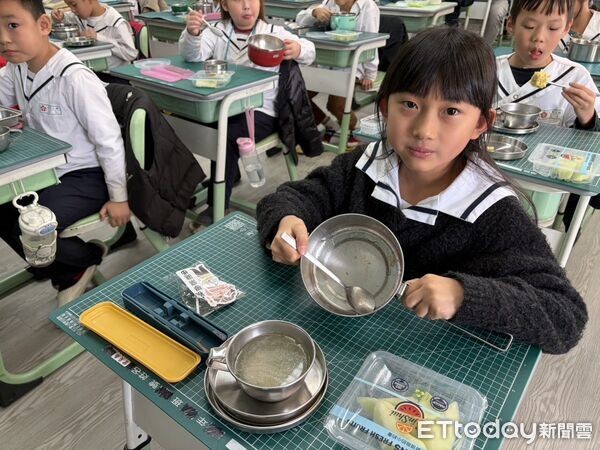 ▲台南市長黃偉哲前往崇學國小，與學童一同享用以在地台灣鯛入菜的校園午餐。（記者林東良翻攝，下同）