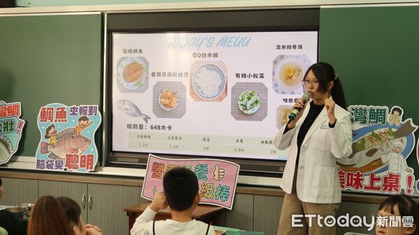 ▲台南市長黃偉哲前往崇學國小，與學童一同享用以在地台灣鯛入菜的校園午餐。（記者林東良翻攝，下同）