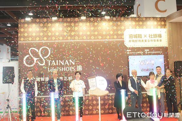 ▲立委陳亭妃出席「府城鞋 &times; 社頭襪」跨產業合作發表會，見證台南與彰化傳統產業攜手合作。（記者林東良翻攝，下同）