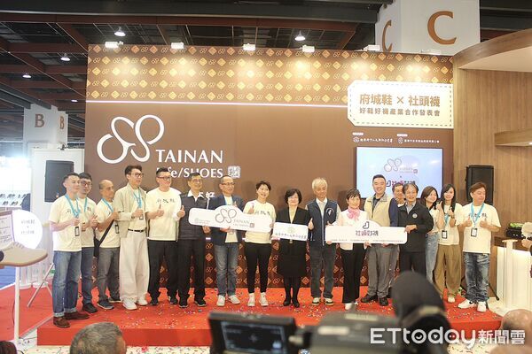 ▲立委陳亭妃出席「府城鞋 &times; 社頭襪」跨產業合作發表會，見證台南與彰化傳統產業攜手合作。（記者林東良翻攝，下同）