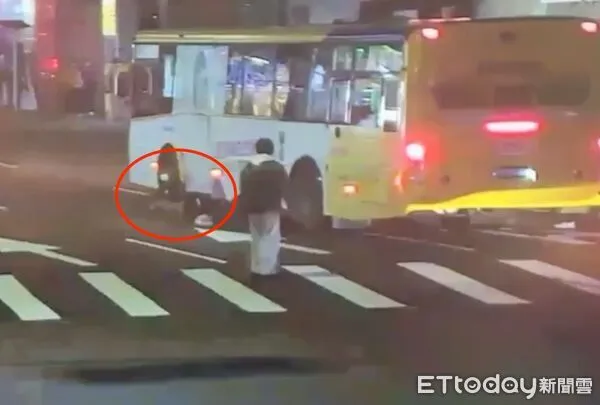 ▲▼北市一輛公車16日晚間碰撞單車騎士，騎士送醫後不治。（圖／記者邱中岳翻攝）