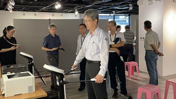 ▲臺灣電力公司總經理王耀庭進行科技體適能檢測。（圖／前衛提供）