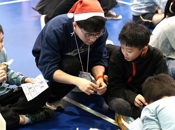 ▲元智外籍生迎耶誕，用英語與文化點亮偏鄉學子童心