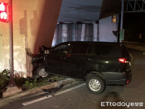 ▲台62甲線下傳出嚴重車禍。（圖／記者郭世賢翻攝）