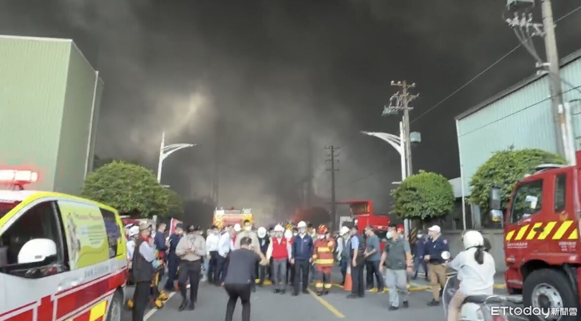 高雄塑膠廠大火狂燒4hrs!濃煙竄天白天變黑夜 陳其邁赴現場