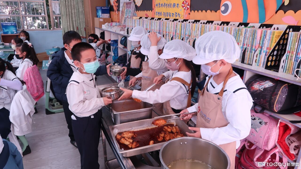 推動「吃在地、惜食材、愛地球」 黃偉哲與學童共享台灣鯛午餐