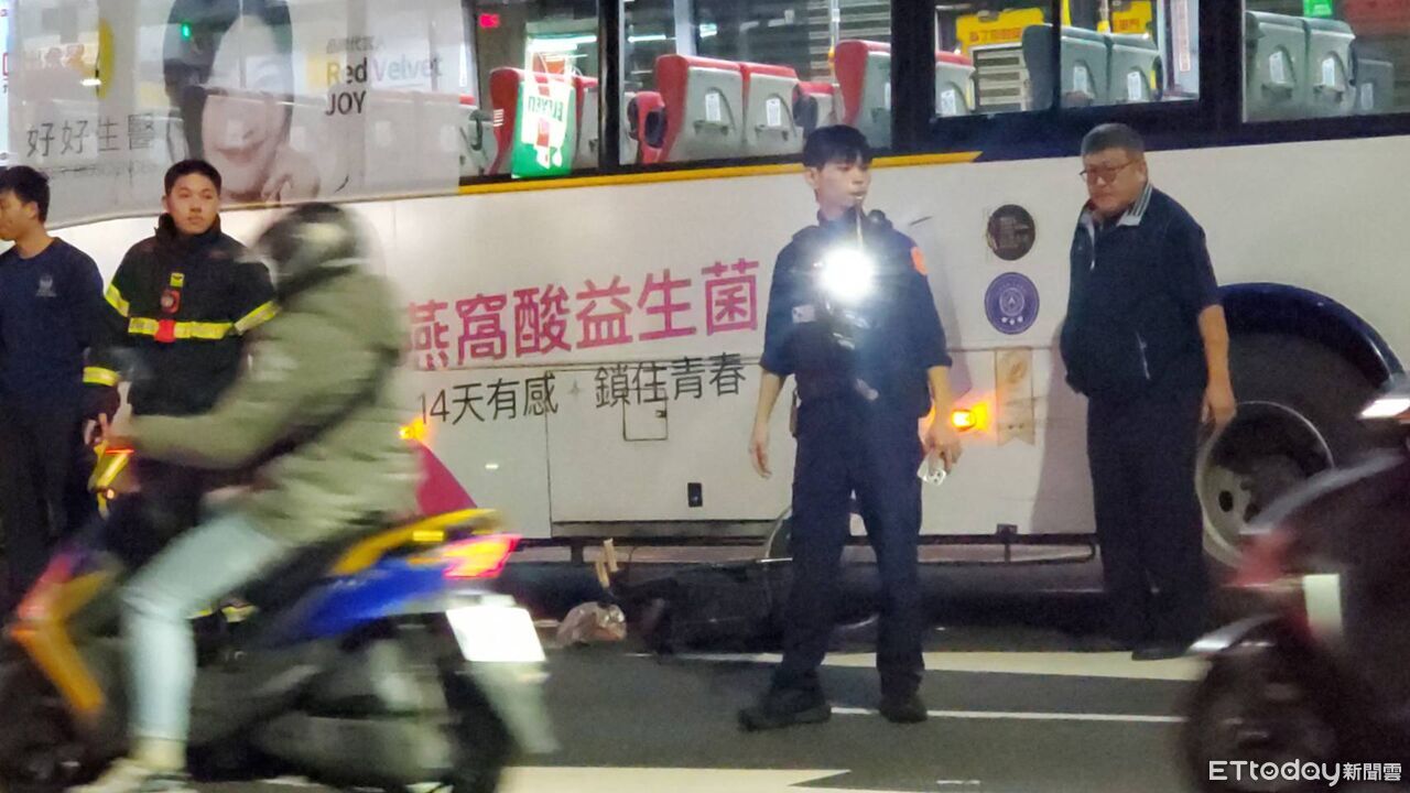快訊/北市公車碰撞單車騎士 1女受困車底無呼吸心跳