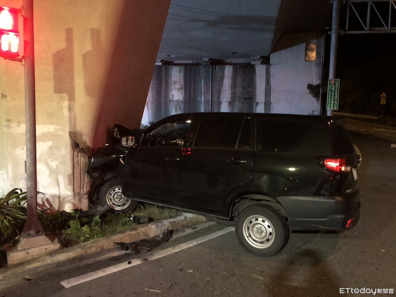 基隆深夜嚴重車禍!轎車撞機車再衝橋墩 駕駛OHCA、2人送醫
