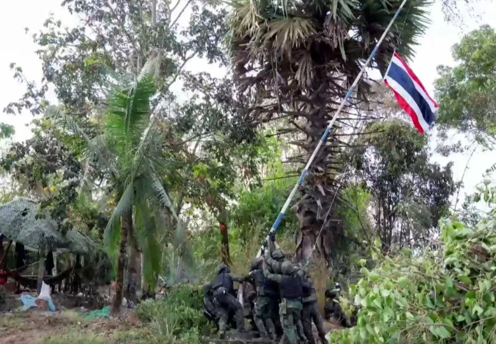 ▲泰國部隊在達叻府邊境插上泰國國旗。（圖／泰國軍方）
