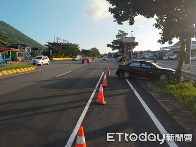 台1線枋寮段曳引車換車道！害自小客卡路邊護欄　1人受傷