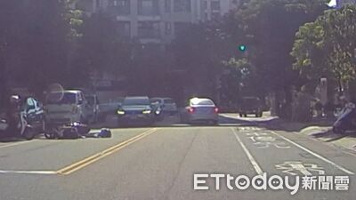 2女騎士巷口險撞1人嚇到自摔　警揪出違停女駕駛肇責最大