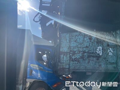 快訊／國4連環碰！小貨車追撞「夾子車」車頭潰縮　人卡駕駛座