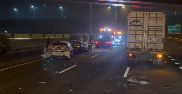 中山高南下國八橋下車禍。（圖／翻攝自Facebook／職業聯結車職業大貨車職業大客車拉拉隊運輸業照片影片資訊分享團）