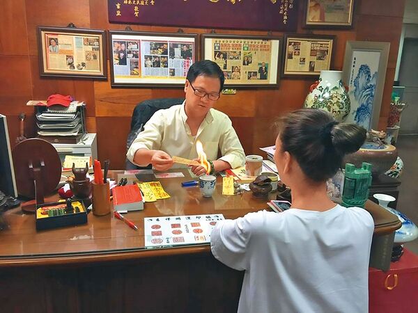 江柏樂（左）號稱「七億命理師」，在演藝圈相當有名，也曾幫女星楊繡惠（右）作法招桃花。（翻攝自江柏樂臉書）