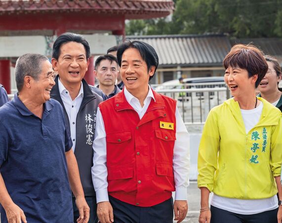 總統賴清德（右2）至台南跑行程時，林俊憲（左2）、陳亭妃（右1）雙雙出席，展現團結形象。（翻攝總統府flickr）