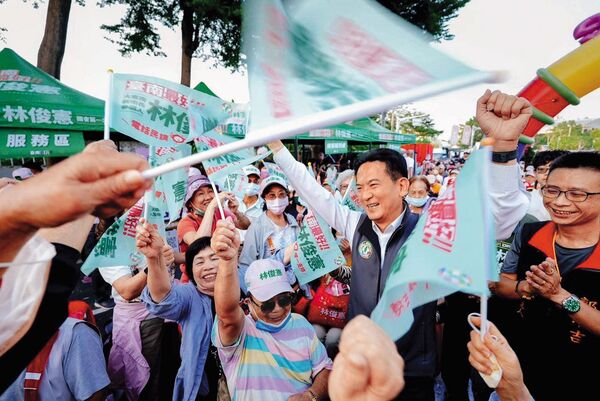 同樣爭取台南市長提名的民進黨立委林俊憲（中）近期因政見會議題，槓上陳亭妃。（翻攝林俊憲臉書）