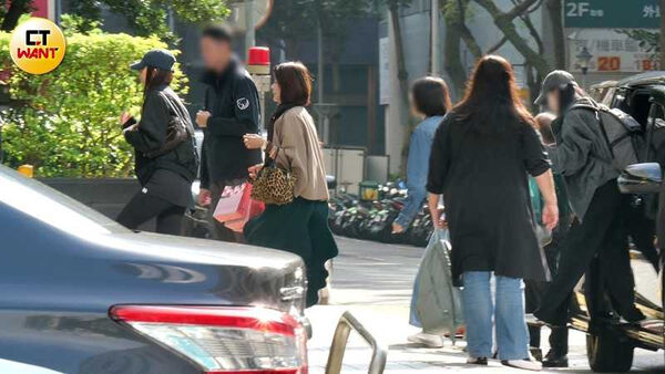 神秘返台1／周子瑜低調返台工作照曝光　母女一同現身行程保密到家