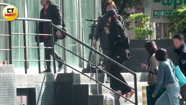 神秘返台1／周子瑜低調返台工作照曝光　母女一同現身行程保密到家