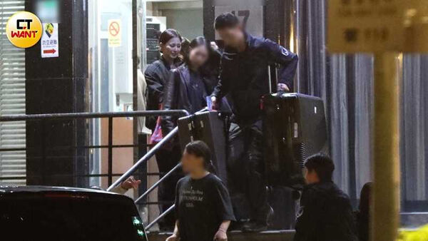 神秘返台1／周子瑜低調返台工作照曝光　母女一同現身行程保密到家