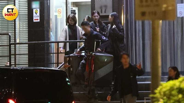 神秘返台1／周子瑜低調返台工作照曝光　母女一同現身行程保密到家