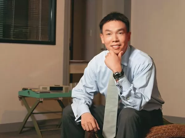 王廣德兒子王安亞被稱為「華爾街金童」，但娶了爸爸的前女友蔡女後，和家裡漸行漸遠。（翻攝自政大國發所官網）