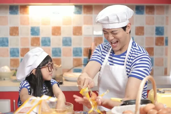 ▲陳曉東女兒朵朵驚喜客串首度同台合演。（圖／火爆娛樂提供）