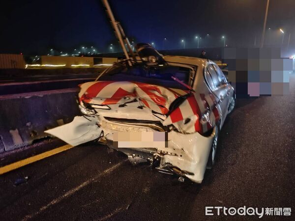▲▼     國道一號深夜嚴重車禍　警車車尾遭撞爛        。（圖／記者林東良翻攝）