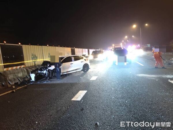 ▲▼     國道一號深夜嚴重車禍　警車車尾遭撞爛        。（圖／記者林東良翻攝）