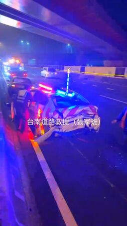 ▲▼     國道一號深夜嚴重車禍　警車車尾遭撞爛        。（圖／翻攝台南道路救援張家班）