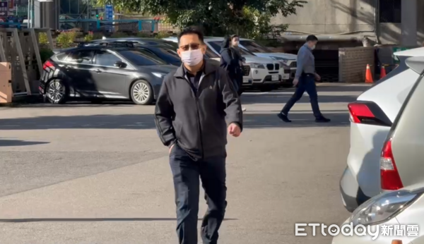 ▲▼ 藝人王大陸替女友闕沐軒討債查個資遭起訴，時任北市刑大偵查隊代理隊長劉居榮抵達新北地院。（圖／記者陳以昇攝，下同）