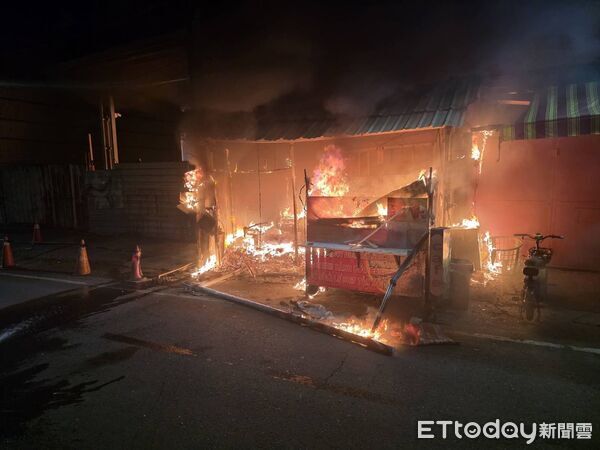 ▲▼大寮區大明街一處鐵皮屋今天凌晨發生火警。（圖／記者吳世龍翻攝）