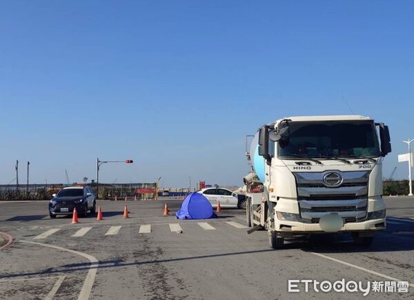 ▲▼驚悚畫面曝！高雄水泥車「奪命左轉」　34歲騎士遭輾斃魂斷街頭。（圖／記者賴文萱翻攝）
