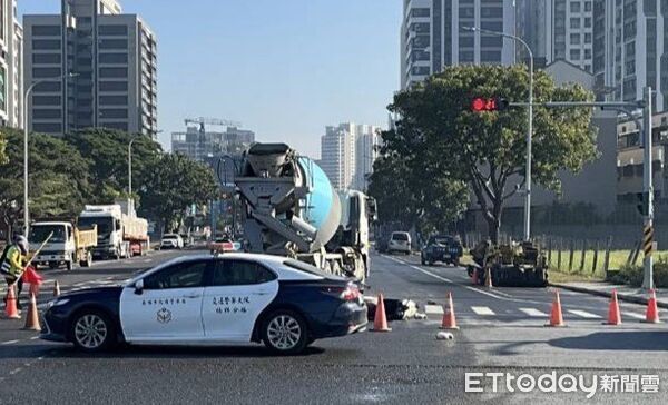 ▲▼驚悚畫面曝！高雄水泥車「奪命左轉」　34歲騎士遭輾斃魂斷街頭。（圖／記者賴文萱翻攝）