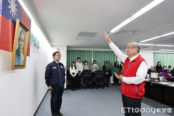 ▲台南市政府消防局新任局長楊宗林16日於市政會議中宣誓就職，由市長黃偉哲擔任監誓人。（記者林東良翻攝，下同）