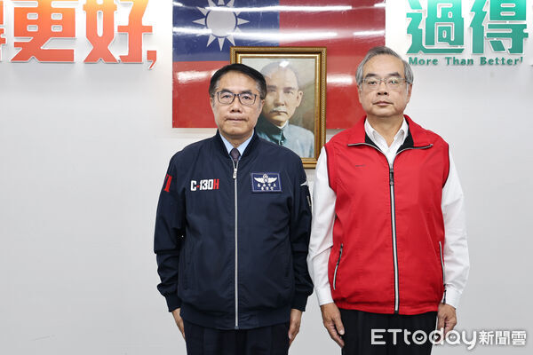 ▲台南市政府消防局新任局長楊宗林16日於市政會議中宣誓就職，由市長黃偉哲擔任監誓人。（記者林東良翻攝，下同）