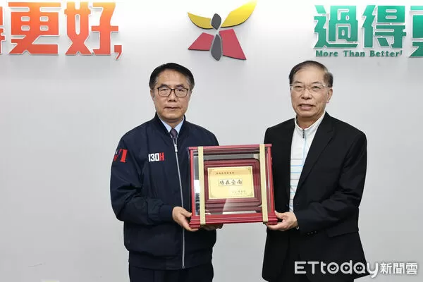 ▲台南市政府消防局新任局長楊宗林16日於市政會議中宣誓就職，由市長黃偉哲擔任監誓人。（記者林東良翻攝，下同）