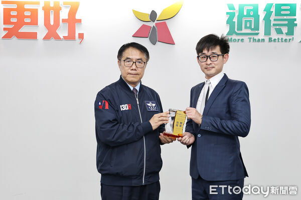 ▲台南市警消人員林立峯、蔡承諭榮獲2025年行政院模範公務人員，市長黃偉哲於市政會議中頒獎表揚。（記者林東良翻攝，下同）