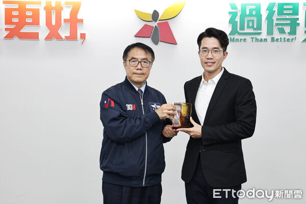 ▲台南市警消人員林立峯、蔡承諭榮獲2025年行政院模範公務人員，市長黃偉哲於市政會議中頒獎表揚。（記者林東良翻攝，下同）