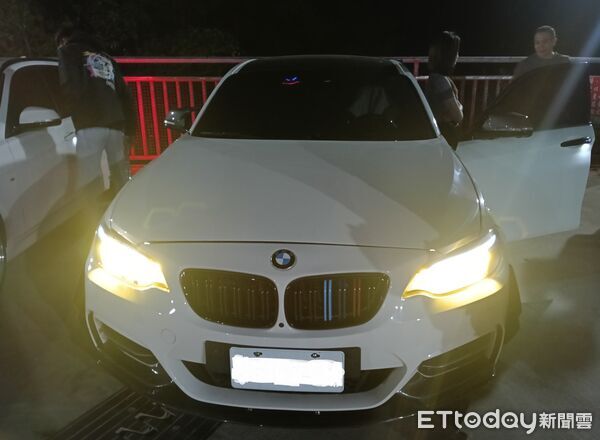▲白河警分局深夜執行交通稽查，查獲小客車改裝排氣管並懸掛他車車牌，當場卸繳車牌並移置保管。（記者林東良翻攝）
