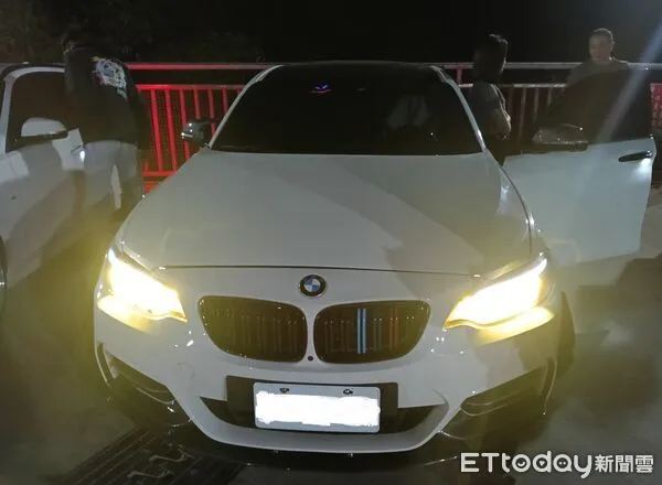 ▲白河警分局深夜執行交通稽查，查獲小客車改裝排氣管並懸掛他車車牌，當場卸繳車牌並移置保管。（記者林東良翻攝）
