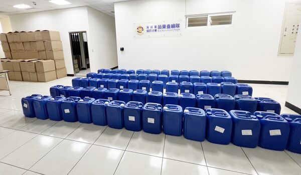 ▲桃園地檢署指揮海巡署苗栗查緝隊、台中市刑大等專案小組查獲黃姓主嫌等走私運輸第四級毒品原料共計1.4公噸，圖為查獲第四級毒品原料近1.5公噸。（圖／桃園地檢署提供）