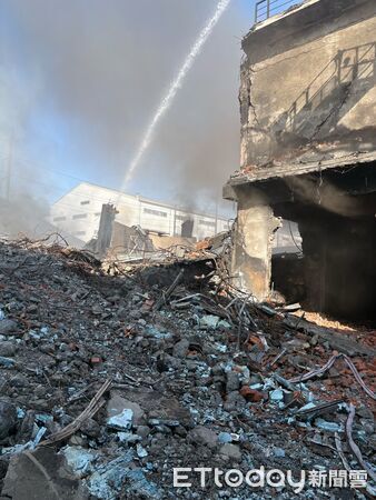 ▲▼ 燒到白天變黑夜！高雄塑膠廠大火狂燒20hrs撲滅　最新空污監測曝光。（圖／記者賴文萱翻攝）