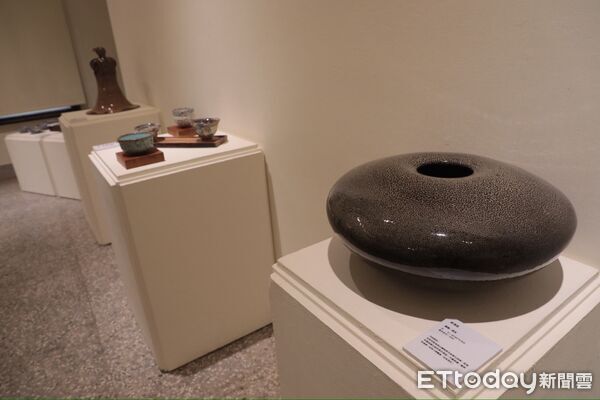 ▲「2025陶藝台日交流展 in 台南」17日於總爺藝文中心紅磚工藝館開幕，紀念台南與京都交流推進協定締結4週年。（記者林東良翻攝，下同）