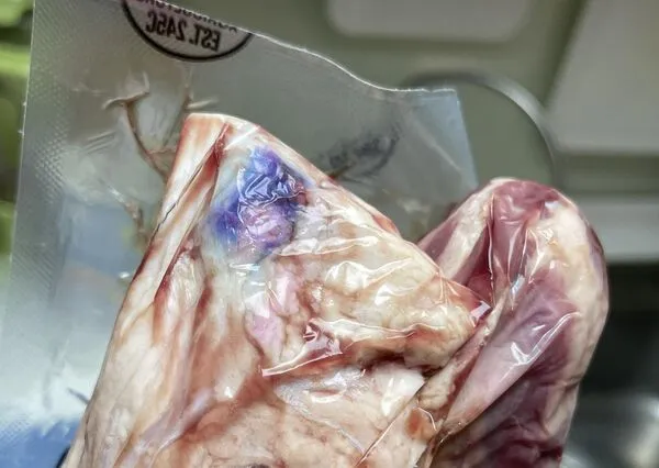 ▲好市多牛肉泛「詭異紫光」他嚇歪！　專家吐變色真相。（圖／取自「Costco好市多 商品經驗老實說」社團）