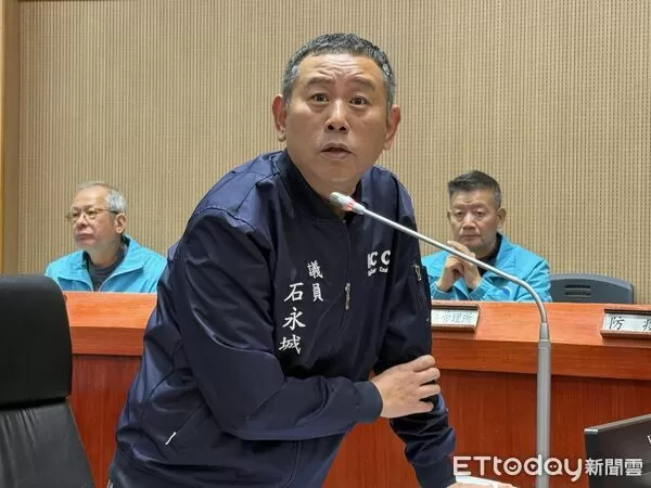 ▲石永城議員怒轟觀光處告示標線不足，危害行人安全及害民眾誤闖被開單。（圖／記者鄭逢時攝，下同）