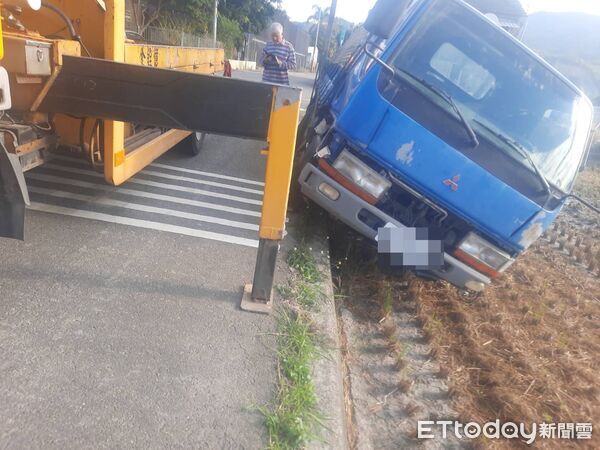▲苗栗苑裡農田重劃區發生小貨車跟轎車碰撞，小貨車2顆輪胎掉落農田、差點翻覆。（圖／記者楊永盛翻攝）